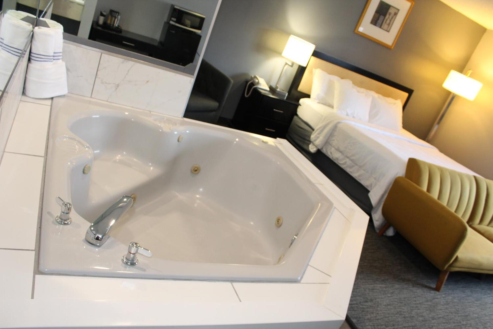 American Inn And Suites Ionia Εξωτερικό φωτογραφία