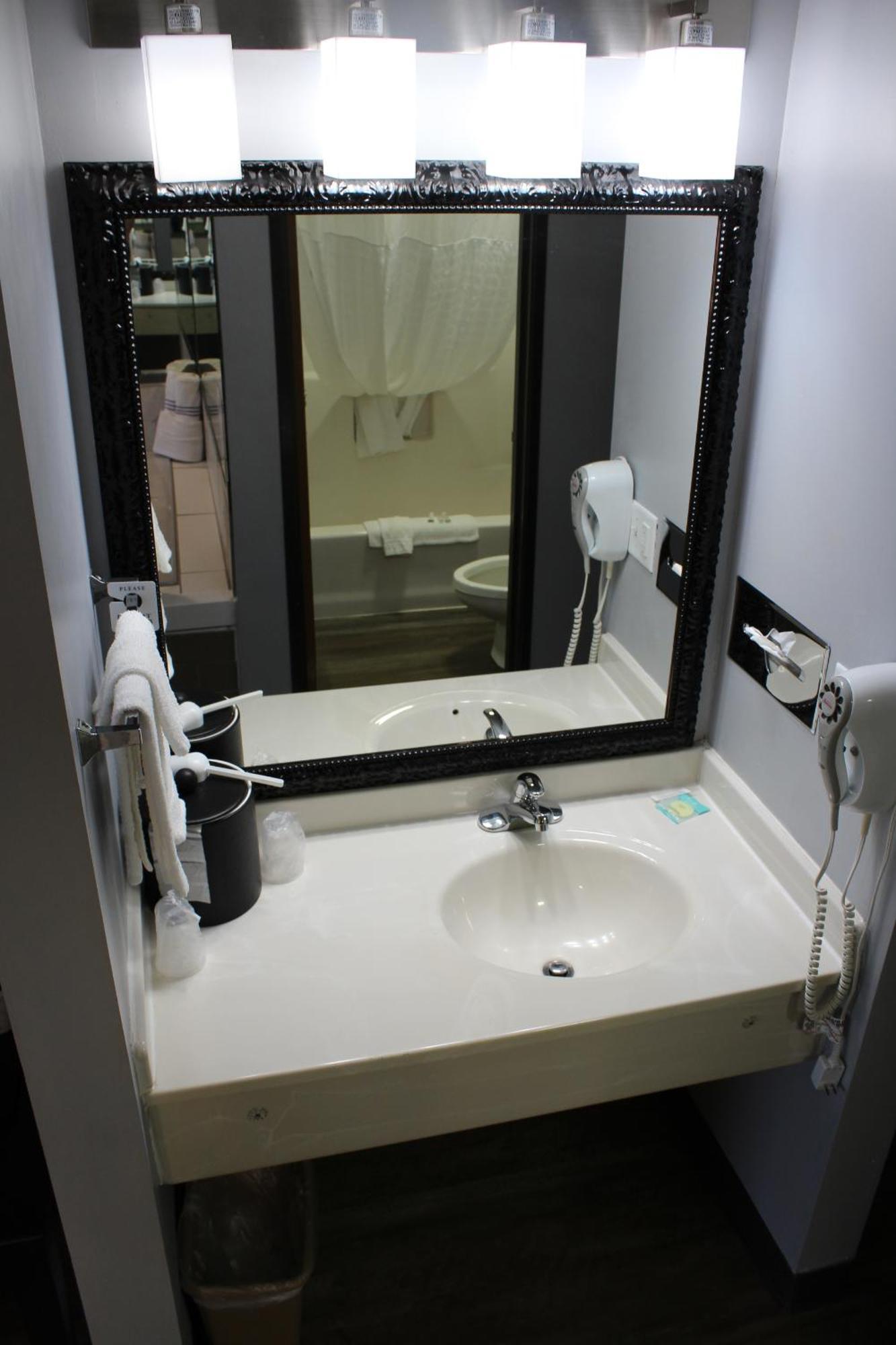 American Inn And Suites Ionia Εξωτερικό φωτογραφία