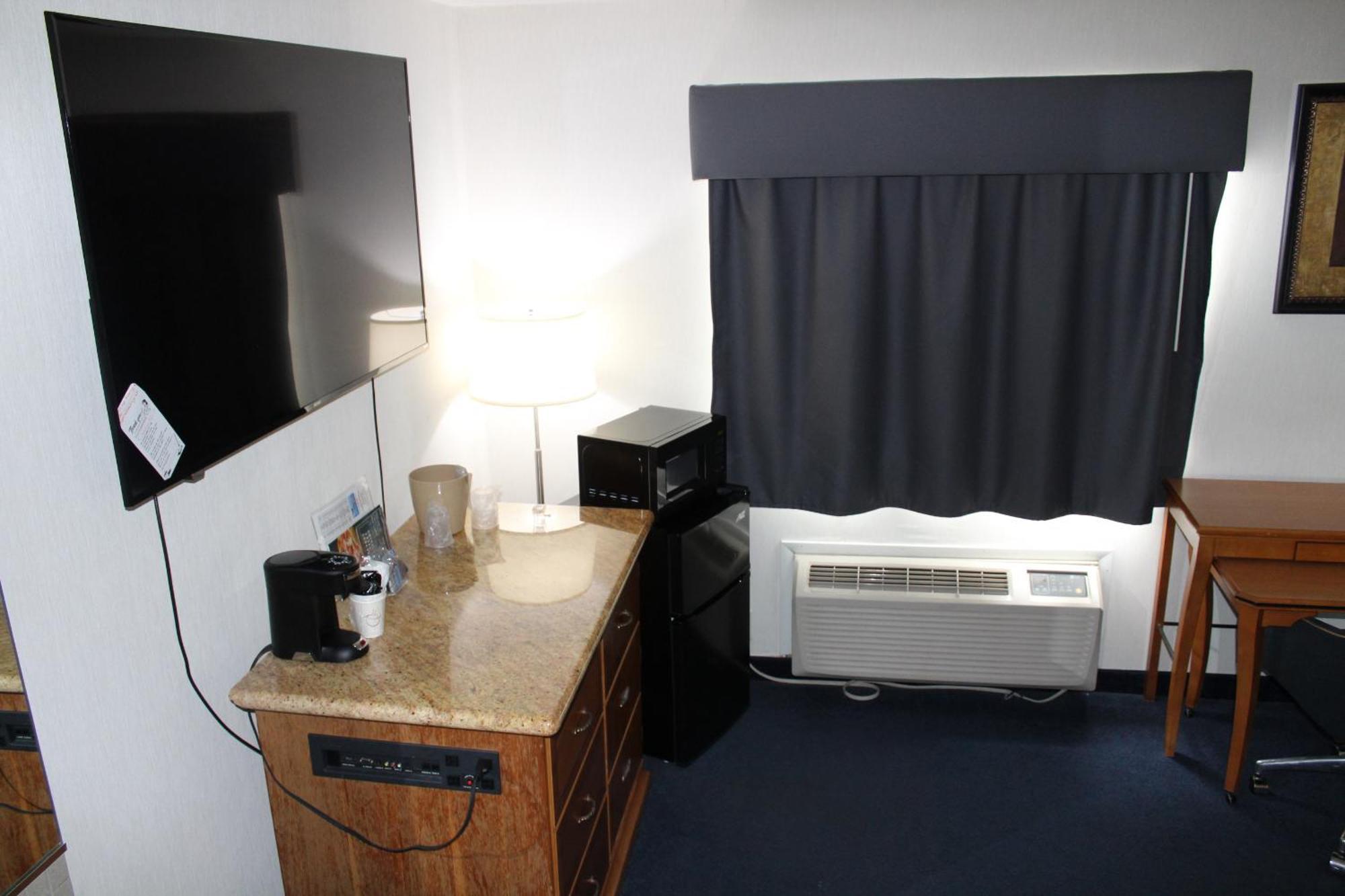 American Inn And Suites Ionia Εξωτερικό φωτογραφία
